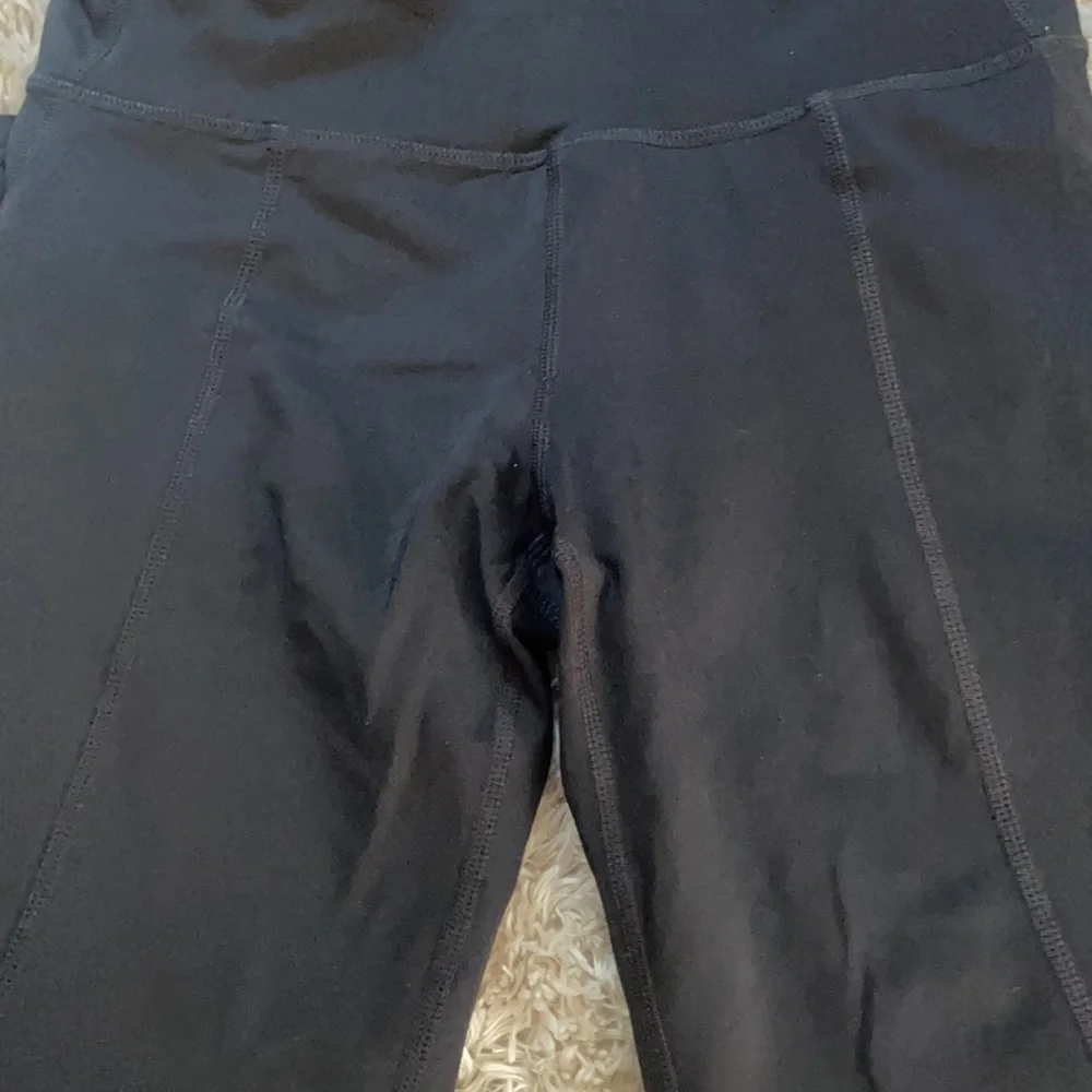 Gap fit size small black cropped workout leggings